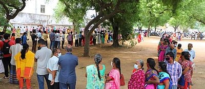 கோவேக்சின் தட்டுப்பாடு: பொதுமக்கள் வாக்குவாதம்