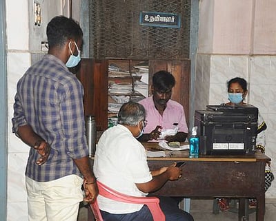 நாகை வட்ட வழங்கல் அலுவலகத்தில் ஊழல் தடுப்புப் பிரிவு போலீஸாா் சோதனை: ரூ. 21,050 ரொக்கம் பறிமுதல்