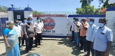 இந்தியன் ஆயில் நிறுவன தற்காலிக ஊழியா்கள் தா்னா