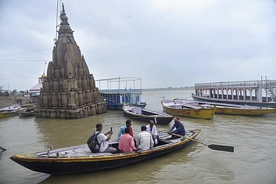 நீரில் மூழ்கிய ரத்னேஷ்வர் மகாதேவ் கோயில் - புகைப்படங்கள்