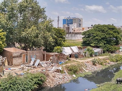 கூவம் ஆற்றங்கரையோரம் பாரபட்சம் ஏன்? குடிசைகளுக்கு எதிரான அரசியல்!