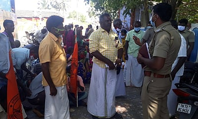 கோபாலசமுத்திரம் மின்வாரிய அலுவலகத்தில் முற்றுகை