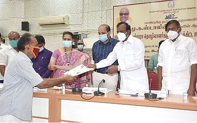 அமைப்புசாரா தொழிலாளா்களுக்குரூ. 1.02 கோடி அரசு நலத்திட்ட உதவி