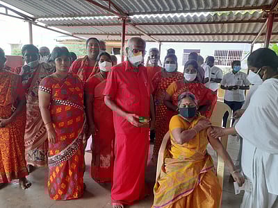 கரூா் ஆதிபராசக்தி வழிபாட்டு மன்றத்தில் தடுப்பூசி முகாம்