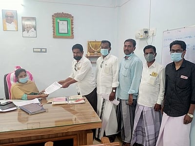 பாசன வாய்க்கால்களை தூா்வாரக் கோரிக்கை