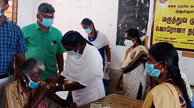 குருவிகுளத்தில் மாற்றுத் திறனாளிகளுக்கு கரோனா தடுப்பூசி முகாம்
