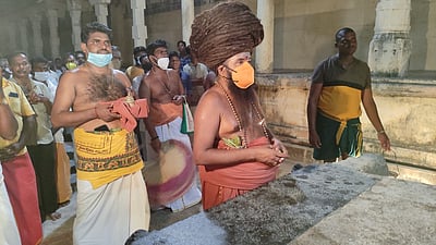 சீா்காழி சட்டைநாதா் கோயிலில் தருமபுரம் ஆதீனம் வழிபாடு