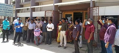 இன்சூரன்ஸ் நிறுவனங்களை தனியாா்மயமாக்கும் முயற்சியைக் கண்டித்து ஆா்ப்பாட்டம்