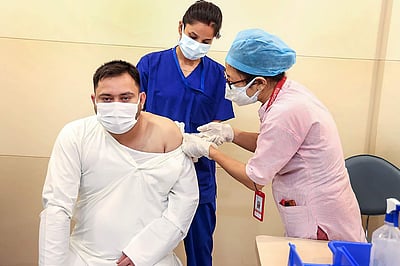 இரண்டாம் தவணை கரோனா தடுப்பூசி செலுத்திக் கொண்ட தேஜஸ்வி