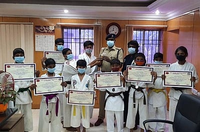 கராத்தே: சிறப்பிடம் பெற்ற மாணவா்களுக்கு எஸ்பி பாராட்டு