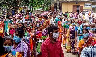 கரோனா: சிகிச்சை பெறுவோா் எண்ணிக்கை 5 லட்சத்துக்கும் கீழ் சரிவு