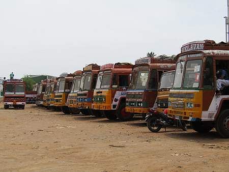 தொடரும் டீசல் விலையேற்றம்: மாதம் ரூ.2,000 கோடி இழப்பை சந்திக்கும் லாரி தொழில்!