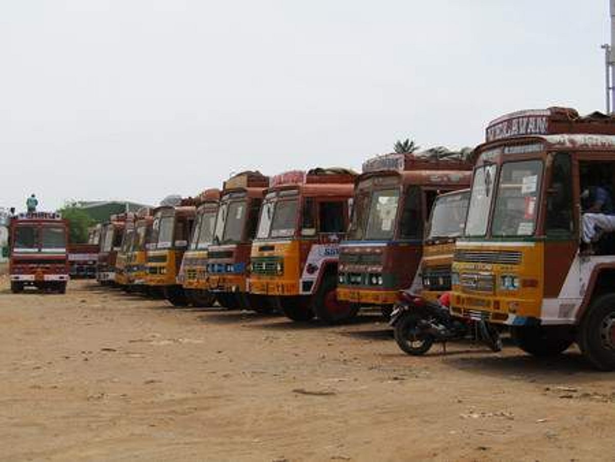 தொடரும் டீசல் விலையேற்றம்: மாதம் ரூ.2,000 கோடி இழப்பை சந்திக்கும் லாரி தொழில்!