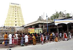 ராமநாத சுவாமி கோயிலில் இலவச லட்டு
பிரசாதத்தை விற்று ரூ. 3.40 கோடி முறைகேடு: ஊழியா்கள் 6 போ் பணியிடை நீக்கம்