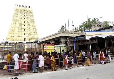 ராமேஸ்வரம் கோயிலில் புனித தீர்த்தங்களில் நீராடத் தடை