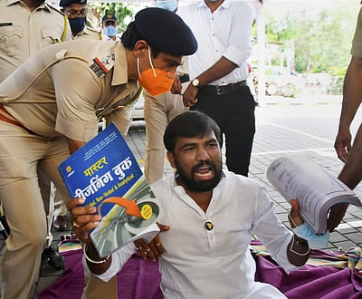 இடைநீக்க பாஜக எம்.எல்.ஏ.க்கள் ஆளுநருடன் சந்திப்பு