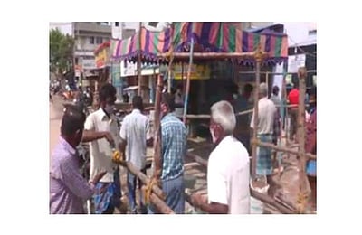 திருப்பூரில் டாஸ்மாக் திறப்பு: இனிப்பு வழங்கிக் கொண்டாடிய மதுப்பிரியர்கள்