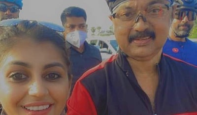 முதல்வருடன் செல்பி எடுத்த நடிகை யாஷிகா