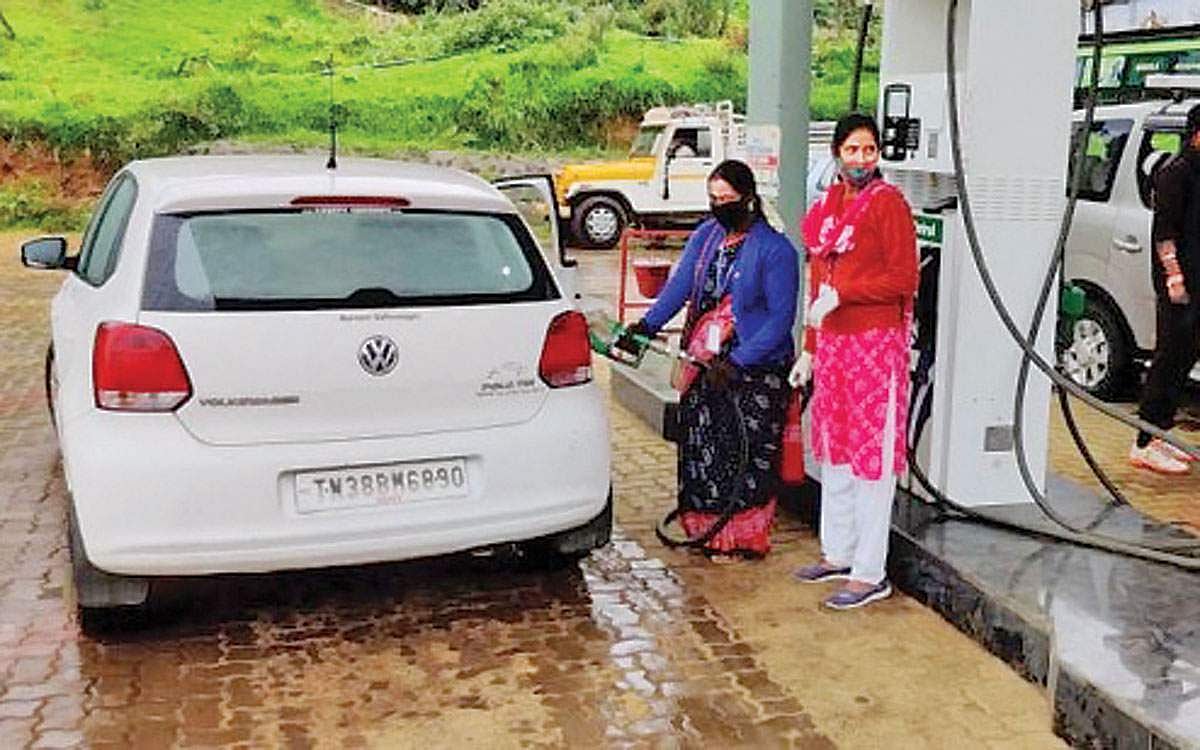 பெண்களால்  இயக்கப்படும் பெட்ரோல் நிலையம்!