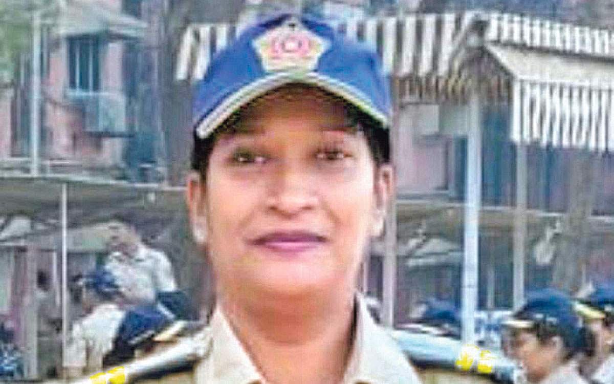 ஐம்பது  குழந்தைகளைத் தத்தெடுத்த மும்பை பெண் காவலர்..!