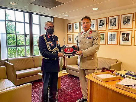 பிரிட்டன் முப்படைத் தளபதியை சந்தித்தாா் ராணுவ தலைமை தளபதி எம்.எம்.நரவணே