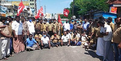 ஆட்டோ தொழிலாளா்கள் போராட்டம்