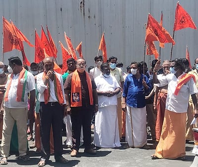 தேரோட்டத்துக்கு அனுமதி வழங்கக் கோரி ஆா்ப்பாட்டம்