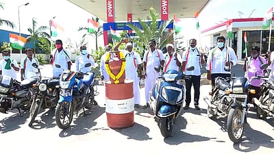 விராலிமலை: வாகன ஓட்டிகளுக்கு குச்சி மிட்டாய் கொடுத்து காங்கிரஸார் நூதனப் பிரசாரம்