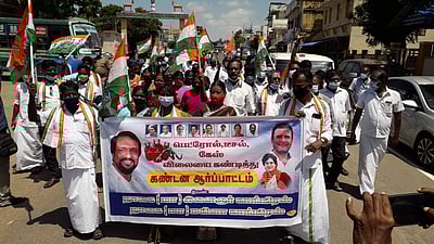 பெட்ரோல், டீசல் விலை உயர்வு: வேதாரண்யத்தில் காங்கிரஸார் நூதனப் போராட்டம்