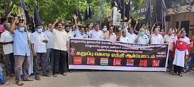 பாதுகாப்புத் துறை தனியார்மயம்: புதுச்சேரியில் தொழிற்சங்கங்கள் கருப்புக்கொடி ஏந்தி ஆர்ப்பாட்டம்