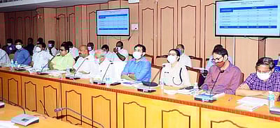 அதிகாரிகளுடன் புதுவை எம்.பி. ஆலோசனை