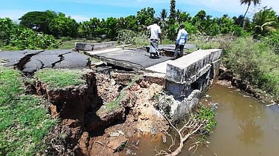 குளத்தில் அதிகமாக மண் எடுத்ததால் பாலம் உடைந்து போக்குவரத்து துண்டிப்பு!