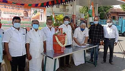 எரிபொருள் விலை உயா்வுக்கு எதிராக காங்கிரஸாா் கையெழுத்து இயக்கம்