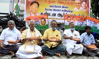 புதுச்சேரியில் காங்கிரஸாா் ஆா்ப்பாட்டம்