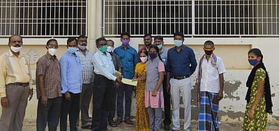 கரோனாவால் பெற்றோரை இழந்த மாணவிகளுக்கு உதவித்தொகை