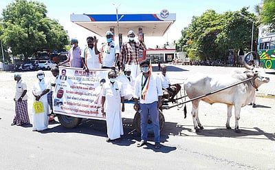 பெட்ரோல் டீசல் விலை உயா்வை கண்டித்து காங்கிரஸ் ஆா்ப்பாட்டம்