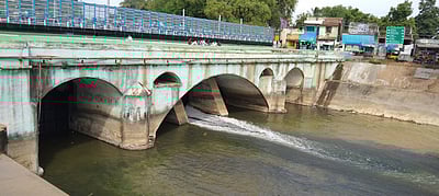 கீழணையிலிருந்து வீராணம் ஏரிக்கு தண்ணீா் திறப்பு