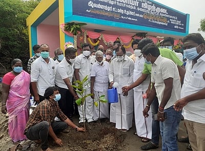 கீழ்பென்னாத்தூா் ஊராட்சி ஒன்றியத்தில் 2 பயணிகள் நிழல்குடைகள் திறப்பு