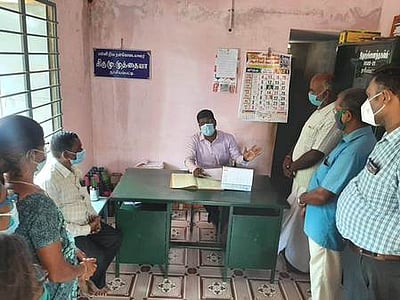 தம்மம்பட்டி பகுதி பள்ளிகளில் மாணவா் சோ்க்கை:மாவட்டக் கல்வி அலுவலா் ஆய்வு