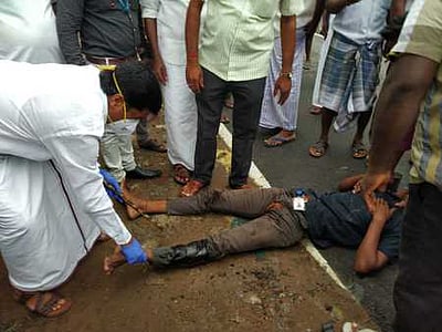 விபத்தில் சிக்கி கால் முறிந்தவருக்கு எம்.எல்.ஏ. முதலுதவி சிகிச்சை