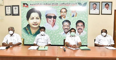 அதிமுக மாவட்டச் செயலாளர்கள் கூட்டத்தில் 6 தீர்மானங்கள் நிறைவேற்றம்