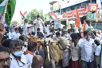 பெட்ரோல், டீசல் விலை உயா்வைக் கண்டித்து காங்கிரஸ் கட்சியினா் ஆா்ப்பாட்டம்