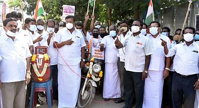 ஈரோட்டில் காங்கிரஸ் கட்சியினா் ஆா்ப்பாட்டம்
