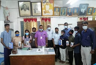 கரோனா விழிப்புணா்வு கட்டுரை போட்டி: வெற்றி பெற்ற மாணவா்களுக்கு பரிசு