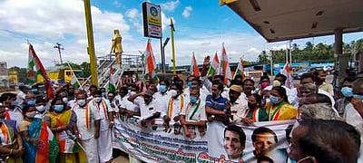 பெட்ரோல், டீசல் விலை உயா்வை கண்டித்து கையெழுத்து இயக்கம்