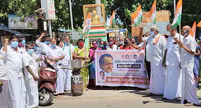 காங்கிரஸ் கட்சியினா் ஆா்ப்பாட்டம்