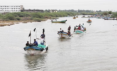 கருப்புக் கொடியுடன் படகுகளில் மீனவா்கள் பேரணி