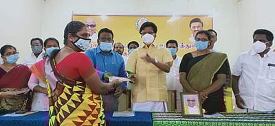 கம்பத்தில் 135 பேர்களுக்கு தாலிக்கு தங்கம்: ஆட்சியர் வழங்கினார்