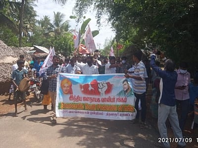 சேதமடைந்த பாலத்தை சீரமைக்கக் கோரி ஆா்ப்பாட்டம்