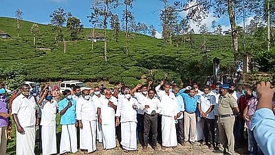 தோட்டத் தொழிற்சங்கத்தினா் ஆா்ப்பாட்டம்